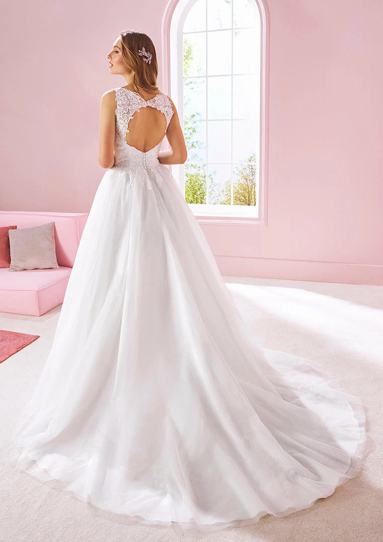 White One Bridal NORMANI Pronovias Wedding Dress Lace V Neck Tulle Ballgown 4 White One Bridal NORMANI Pronovias Wedding Dress Lace V Neck Tulle Ballgown
